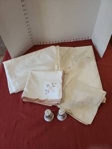 lot 1406 image: Lefton salt and pepper  shakers with tablecloths and napkins