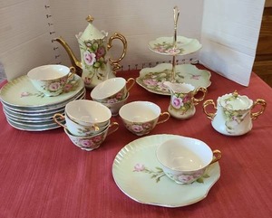 lot 1407 image: Vintage Lefton China Heritage Green Handpainted Snack set with pitcher, sugar, creamer, 2 tiered snack tray with 8 snack plates and 8 cups, one with broken handle