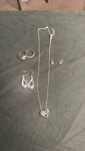lot 1900 image: Womens jewelry