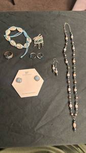 lot 1902 image: Womens jewelry