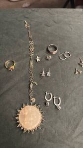 lot 1904 image: Womens jewelry