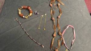 lot 1905 image: Womens jewelry