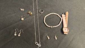 lot 1907 image: Womens jewelry