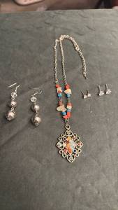lot 1910 image: Womens jewelry