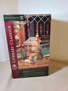 lot 2022 image: Department 56 Sherlock Holmes 221B Baker Street Set of 3 56.58601