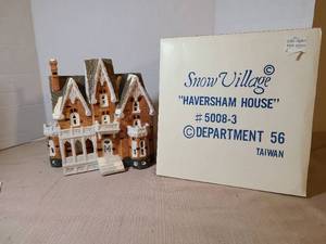 lot 2032 image: Snow Village Haversham House 5008-3 Department 56