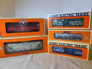 lot 2044 image: Lionel Electric Trains 5 Car Holiday Lot 6462-56 9796 Snow Village