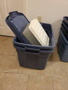 lot 2073 image: Rubbermaid with Lids, 2 ,31 gallons and 1 16 quart with lid sterlite