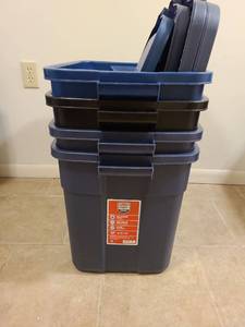 lot 2075 image: Rubbermaid Roughneck 18 gallons 4 with lids