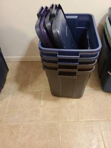 lot 2076 image: Rubbermaid Roughneck totes 4 with lids 18 gallon