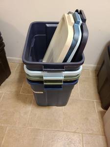 lot 2077 image: Rubbermaid  Roughneck 18 gallon totes 4 with lids