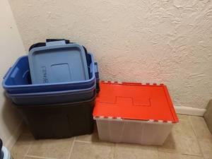 lot 2078 image: Rubbermaid Roughneck 18 gallon totes 3 with lids and 12 gallon Contico tuff crate