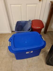 lot 2079 image: STERILITE  20 gallon tote with cracked lid, 18 gallon roughneck tote cracked with lid and 13 gallon Rubbermaid trash can