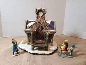 lot 2092 image: Department  56Hickory Dickory Dock  Collectible Building Set