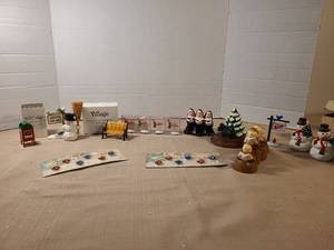 lot 2100 image: Snow Village Figurines & Accessories Lot