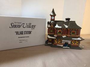 lot 2126 image: The Original Snow Village Village Station Handpainted Ceramic #5438-0