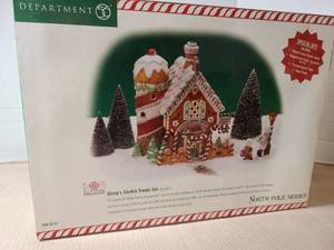 lot 2133 image: Department 56 Ginnys Cookie Treats Set of 7 North Pole Series 56.56727