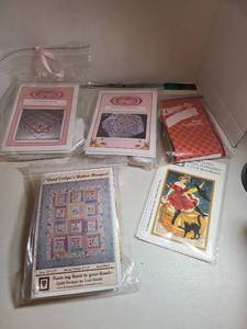 lot 2414 image: Quilt Pattern Lot 6 Items Patchwork Embroidery Wall Hanging Blocks