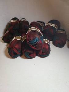 lot 2417 image: Ber� 4 Knitting Worsted Weight Yarn 8 Skeins Lot