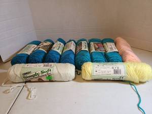 lot 2419 image: Caron Simply Soft Acrylic Worsted Weight 4 Ply