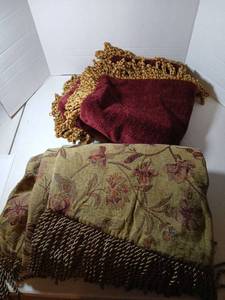 lot 2425 image: Footed of the bed throw with matxhung Euro