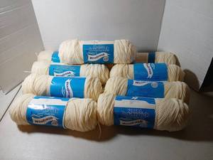 lot 2438 image: Brunswick Windrush Yarn Lot 8 Skeins Cream