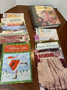 lot 2516 image: Crafting magazines and 3 ring binder with patterns