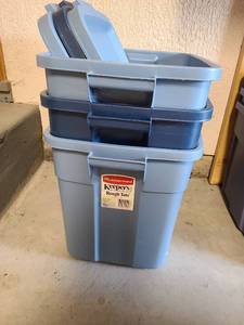 lot 3000 image: 3 Rubbermaid Roughneck totes with lids, 18 gal.