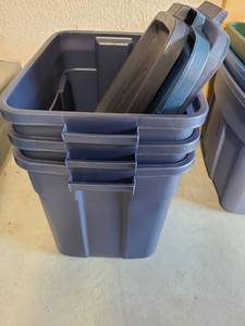 lot 3001 image: 3 Rubbermaid Roughneck totes with lids, 18 gal.