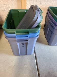 lot 3002 image: 3 Rubbermaid Roughneck totes with lids, 18 gal.