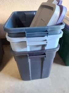 lot 3004 image: 3 Rubbermaid Roughneck totes with lids, 18 gal.