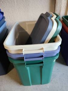 lot 3005 image: 3 Rubbermaid Roughneck totes with lids, 18 gal.