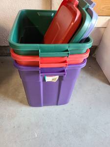 lot 3006 image: 3 Rubbermaid Roughneck totes with lids, 18 gal.