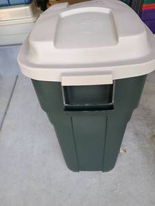 lot 3007 image: Rubbermaid Roughneck 30 gal trash can with lid, lid has minor cracks