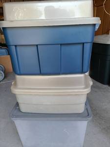 lot 3009 image: Three storage totes with lids, two lids are deep