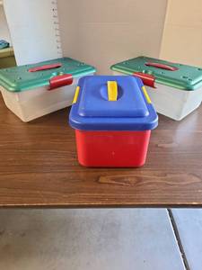 lot 3012 image: 3 handy totes with snap lids