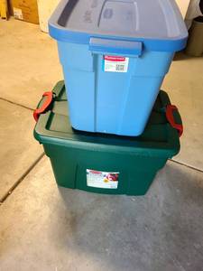 lot 3013 image: Rubbermaid Roughneck 22 gal. latching tote and a Rubbermaid Roughneck 18 gal tote, both have lids