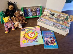 lot 3100 image: TY Beanie Babies with membership kit, collectors guide, box of club cards