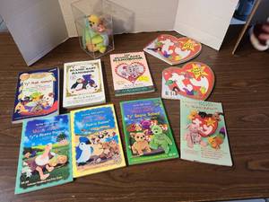 lot 3105 image: Ty Beanie Babies Collector Books and Guides with Beanie baby in collector box