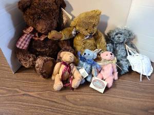 lot 3129 image: Cottage  Collectibles  by Ganz bears and Chocolate  lav a lot by Gund