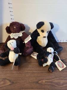 lot 3130 image: Ganz Cottage Collectibles Plush Bears