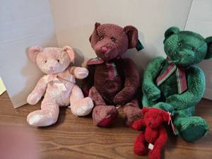 lot 3137 image: Russ Plush Teddy Bears