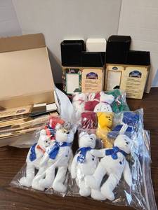 lot 3143 image: Limited Treasures bears with collectors  boxes