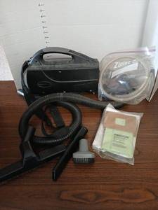lot 3412 image: Oreck BB1100DB Handheld Canister Vacuum 120V 5.5 Amp with Accessories