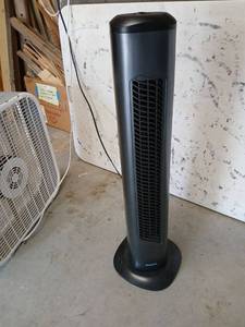 lot 3425 image: Holmes Tower Fan HT26TG 120V 60Hz 0.4A works