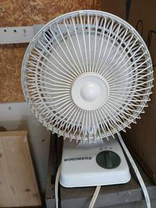 lot 3426 image: Windmere Oscillating Desk Fan with Galaxy Box Fan both work