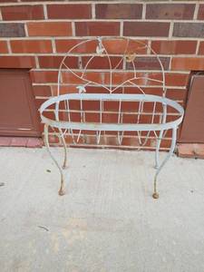lot 4003 image: Metal plant stand 24x21x11