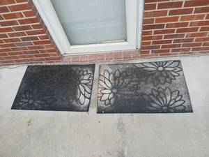 lot 4005 image: 2 Floral outdoor Mats with Flower Design 34x22