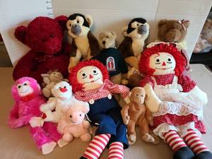 lot 7001 image: Raggedy Ann and Andy plus stuffed animals.