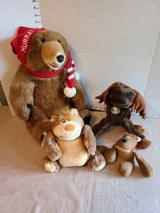 lot 7002 image: Stuffed animals.